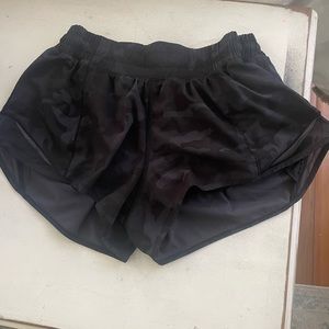 Black camo Lululemon Hotty Totty 2.5 inch shorts Size 4.